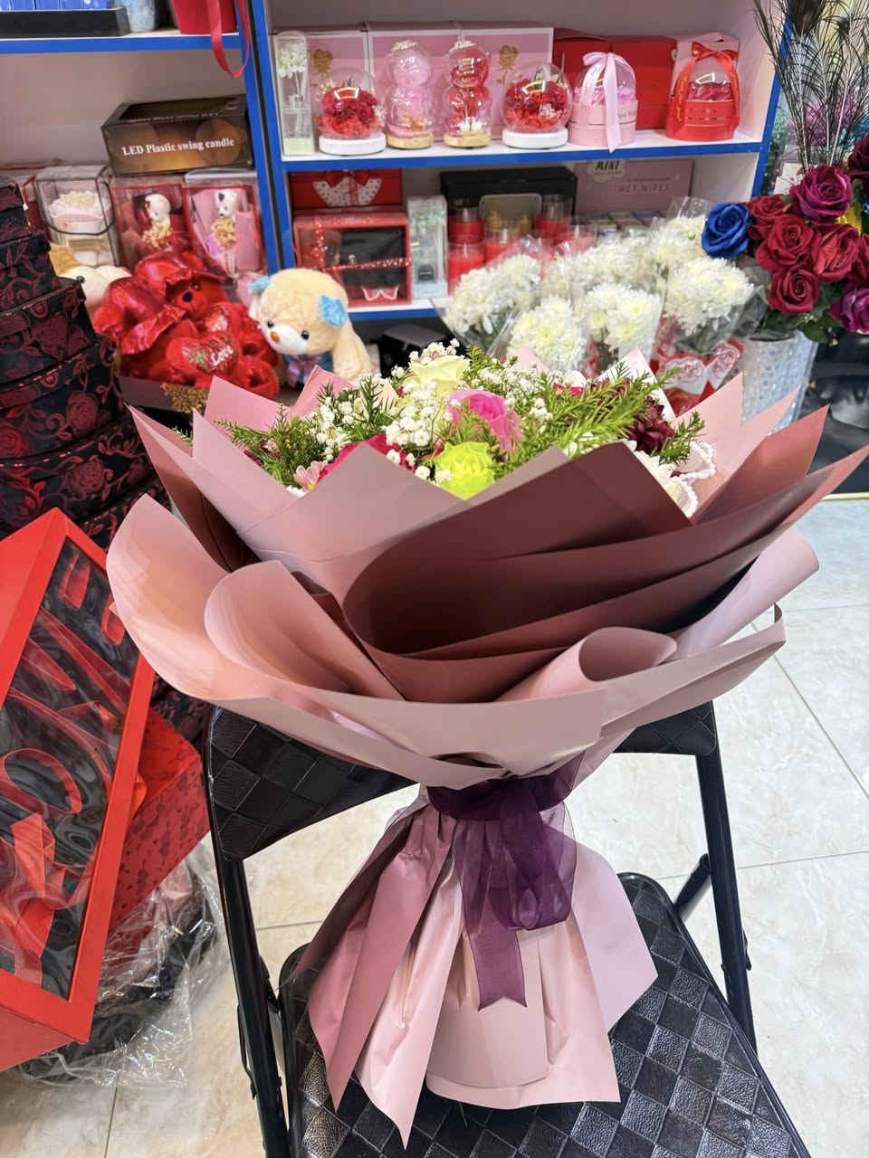 مرحبا 
يتوفر لدينا باقات ورد طبيعي
مع العلم سعر الوردة الوحدة 3 تالاف دينار فقط لفترة محدودة 

للطلب والتوصيل ***********
الاسكان شارع مستشفى الطفل مقابل محلات الجوهرة
