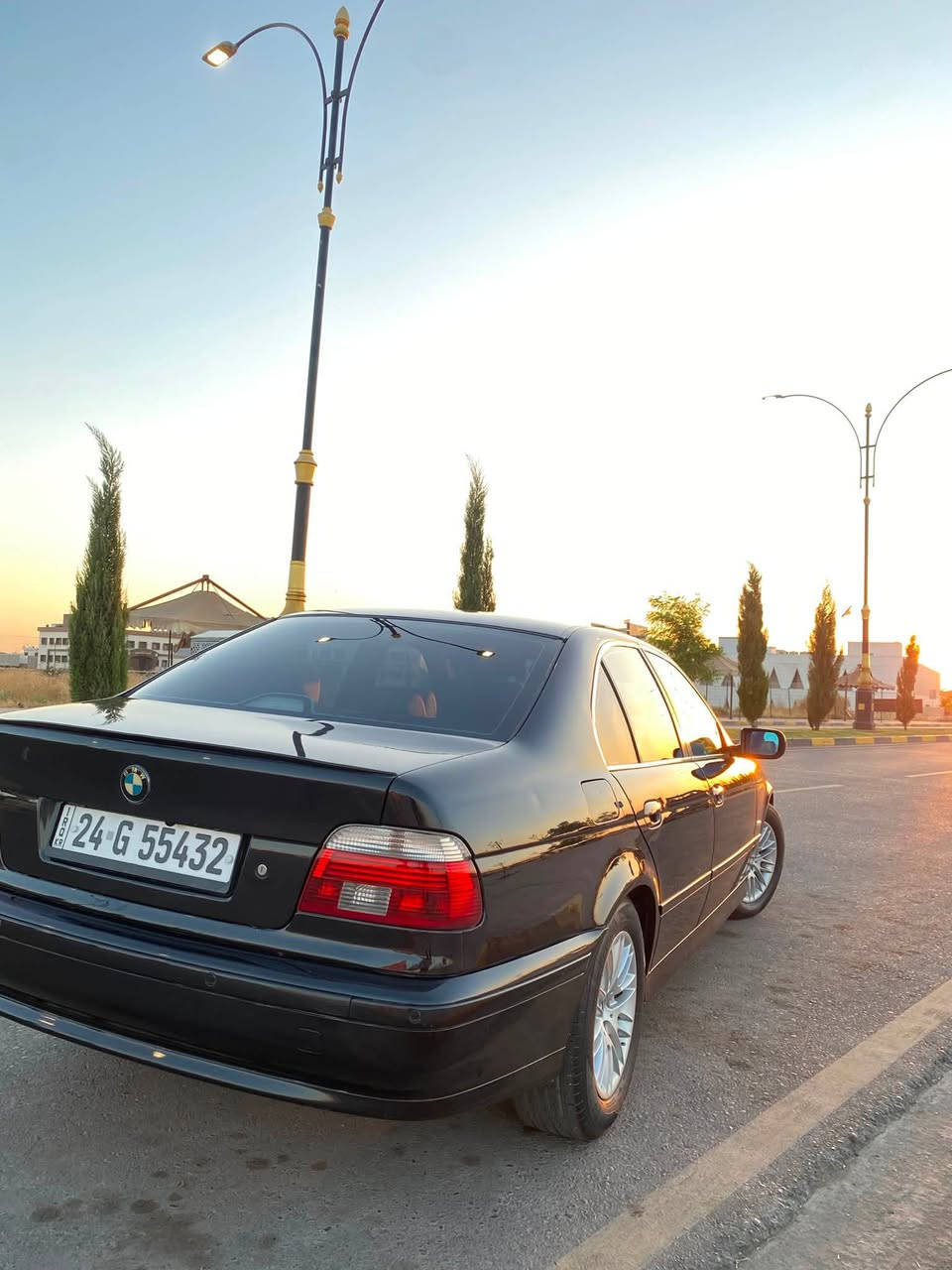 Bmw e39 موديل 2001
حجم 530 كير اوتوماتيك 
بدون ضرر بدون صبغ فقط مكانات بسيطه
غرفه جلد m
كروس سرعه
رقم دهوك انكليزي
السياره جاهزه من ناحية كير ومكينه وكهربائيات 
تبريد شغال 
سياره كلش جديده 
ومعروفه موصفات الصقر ميحتاج اطول واذكرهم
سعرها 127 ورقه
***********
واتساب ***********
