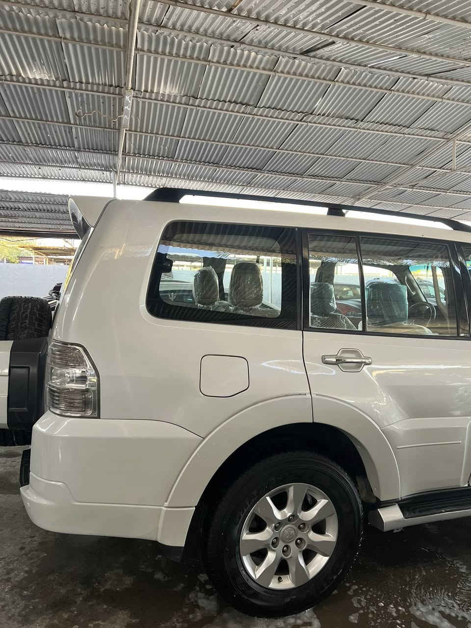 سلام عليكم باجيرو 14 حبتور سياره جديده ونضيفه ورقم سنويه الى 30  مكينه ٣٥٠٠ لا تنقيص ولا تبخير ولا صوت وجاهزه من كلشي تبريد حداديه كله وضعيته تمام سياره كفاله من كلشي وسعر ١٦٧ وبيه مجال حك الجيه مكان سياره الديوانيه 
مركز المدينه 
رقم الهاتف ***********
