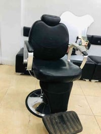 كرسي حلاقه جديد ما مستعمل السعر 200 مرايات عدد3 سعر الواحده 25  077086...