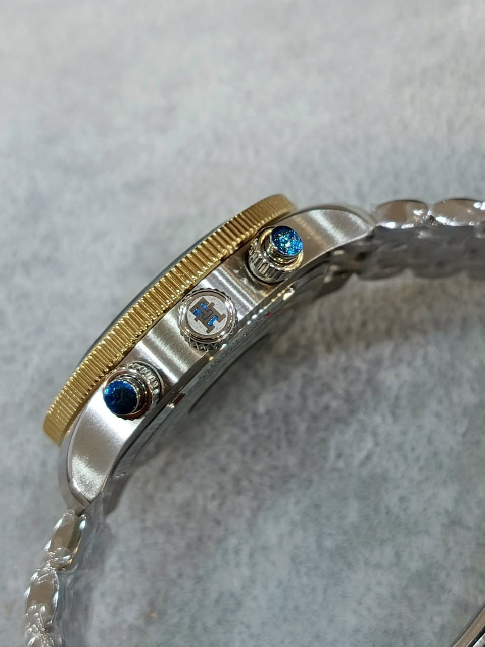 تومي هيلڤيگر … TOMMY HILVIGER
كرنو گراف .. CHRONOGRAPH
الصناعه : ايطالي اصلي 
المواصفات :
ساعه ستنلس ستيل .. اطار سيراميك 
          قفل بحري .. ارقام لمينوس 
بطاريه بضمان لنهاية سنة 2029
جديد لوك بالعلبه .. مرفقات وضمان دولي .. ومواصفات عالميه اخرى 
الالوان : الاسود والابيض 
القطر : 41 m
السعر : 90 $ بعد التخفيضات الاخيره
التواصل : 
خاص ( ماسنجر ) 
او … واتساب ***********

#البصراوي
#للساعات
#اختيارك 
#الامثل
