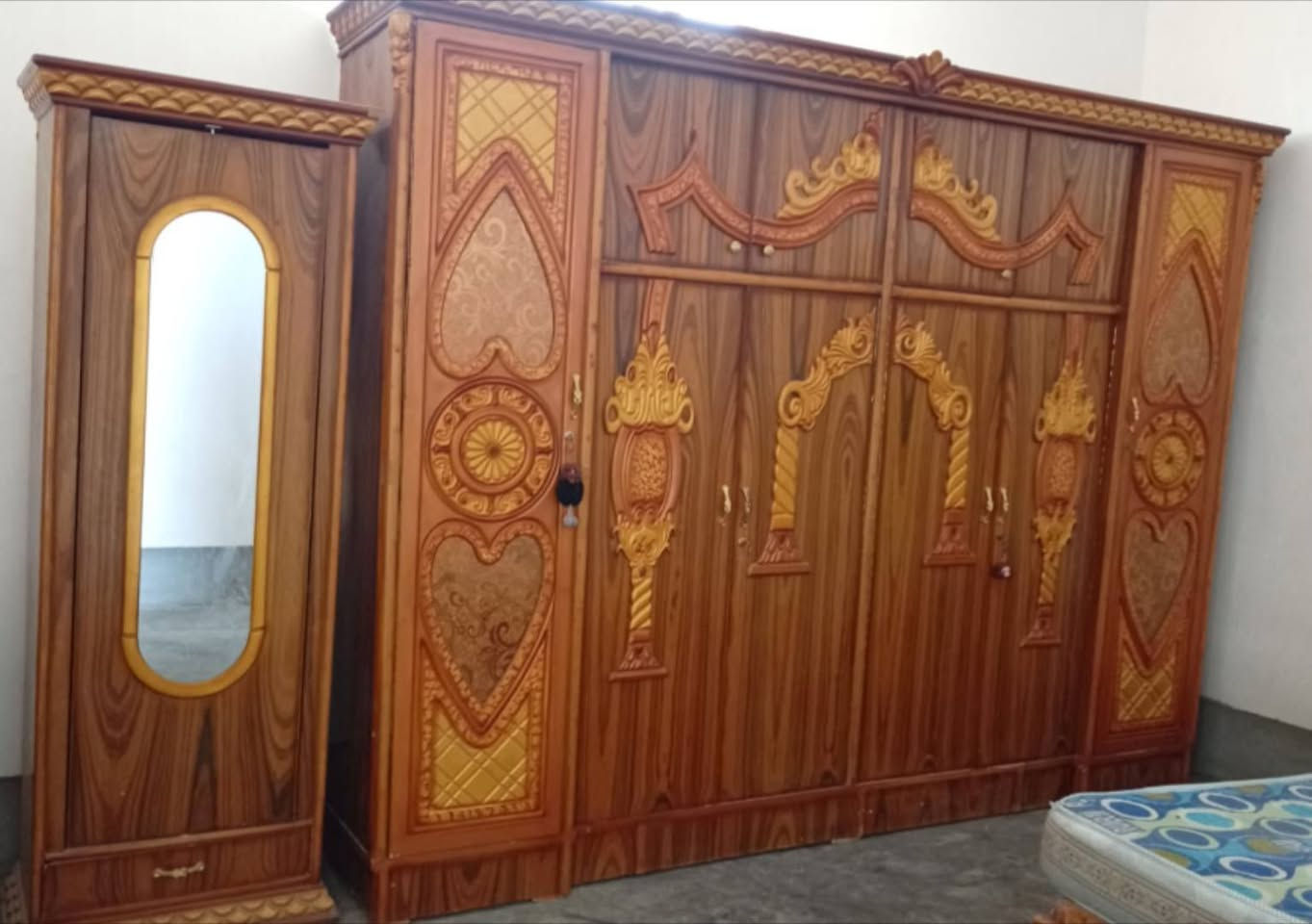 سلام عليكم غرفه كامله بس الميز مكسور الأطار جديده مستعمله شي قليل السعر 450 ‏/‪***********‬‏
