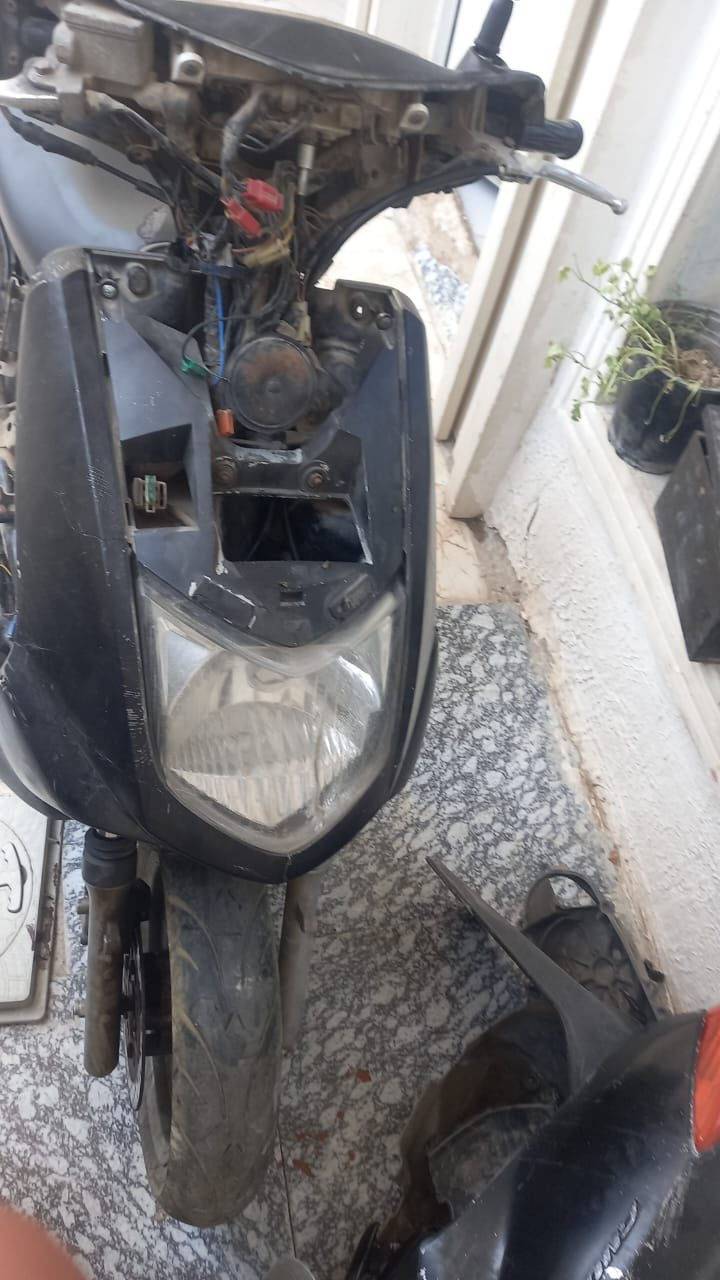ساعة تشتغل وساعة ما تشتغل ما اعرف شنو مشكلتها
ابيعها على هذا الوضع واضمنها من البكن

سعرها ٢٢٥ وبيه مجال
رقمي ***********
