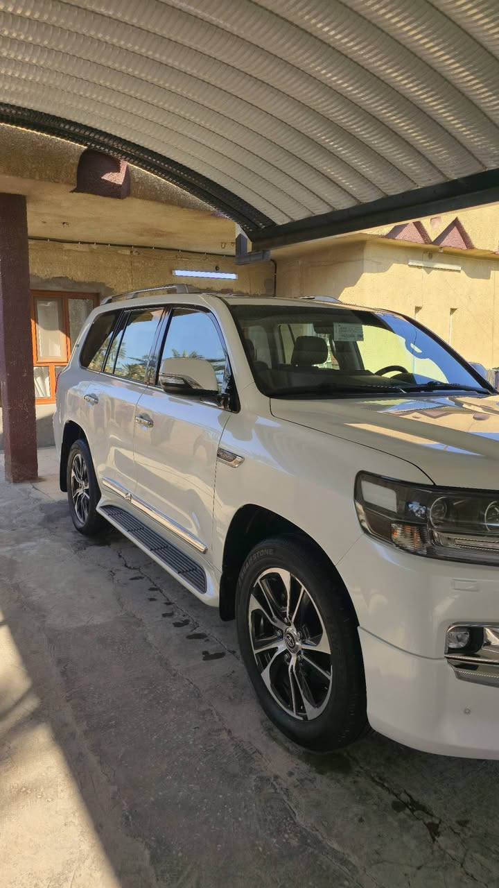 لاندكروز كراند تورنك موديل 2021  بحريني باب أول رقم أربيل بأسمي شرط التحويل مكفولة من الصبغ والحادث والتبديل والفتح عدى بارد قليل موضح بالسونر...
فول مواصفات 
محرك 8 سلندر 4600 / بصمة أبواب وتشغيل وتشغيل عن بعد/ فتحة سقف/ حساس أمامي وخلفي أصلي/ صندوق كهرباء/ 7 راكب / ثلاجة / كراسي كهرباء/ ثلاث شاشات/ فول لايت زينون/ زراك لايت / شاحن وايرلس/ وبعد اكو مواصفات معروفة للجناي..
بغداد الكرخ 
السعر 570 وبيها مجال للشراي 
***********
***********
