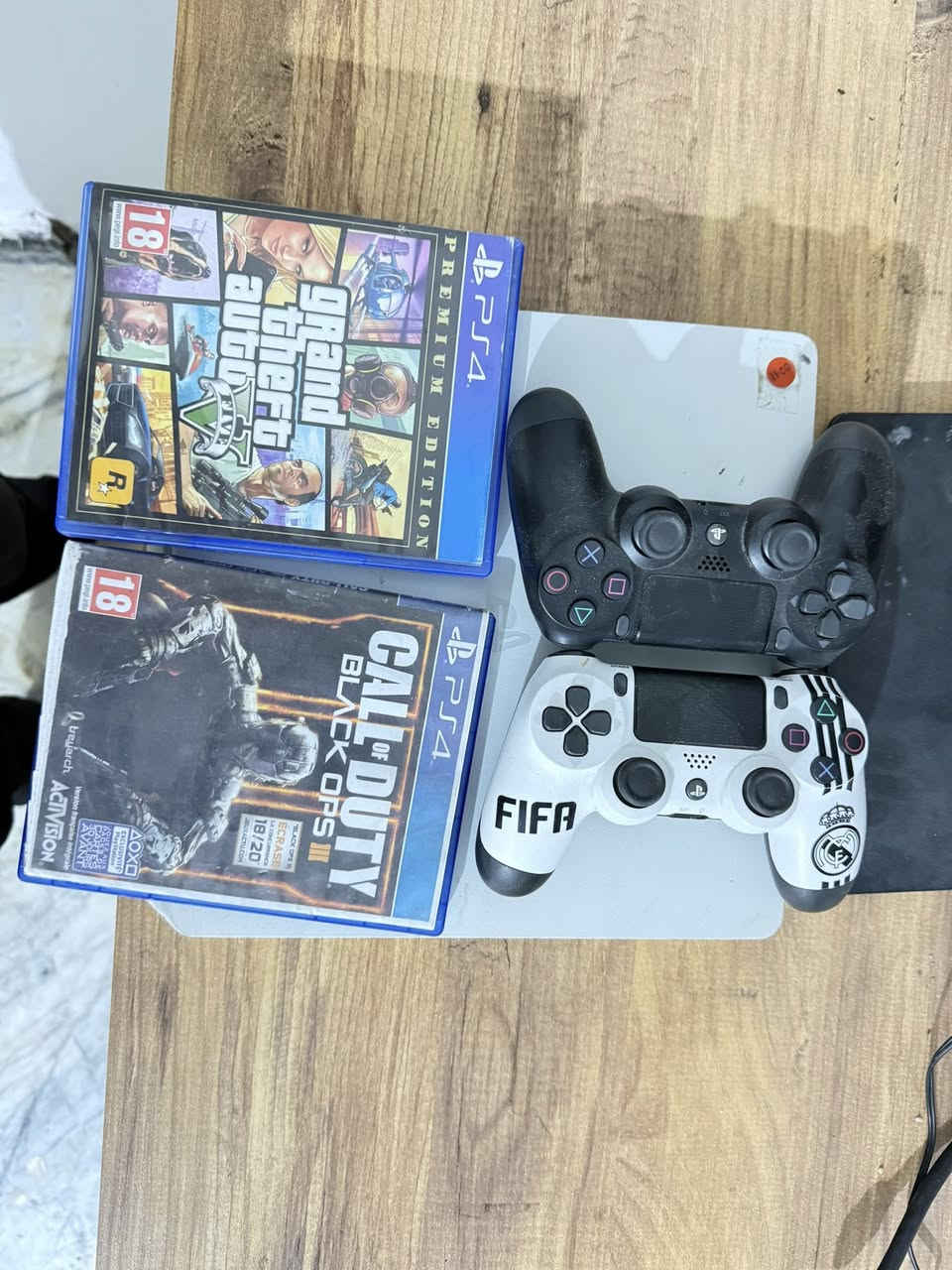 لبيع سعر واتساب ***********
مواصفاته شاشه 100Hz  فول اج دي شركه داهو حجمه 27
نوعه شاشه vaوبلي فور سلم وياه يدتين اصلي وتجاري وياه لعبتين 1-جي تي اي فايف2-كود اوف ديوتي بلاك اوبس 3
