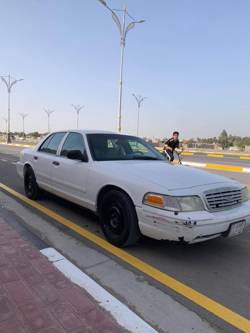 سلام عليكم 

فورد كراون فكتوريا موديل 2004 
السياره وارد امريكي شركه الهرموش بدون اي ضربه فقط صبغ عام اثر جراد 
مكينه و كير و حداديه كله بلادي و جديد التبريد فقط الفريز بي ليك و باقي كله موجود و شغال كل كهربائيات السياره شغاله رقم نجف مشروع وطني سنويه لل29  
مكان السياره كربلاء 
للاستفسار 
***********
