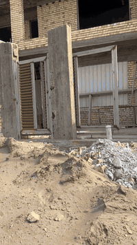 للبيع دار هيكل مساحه 216 متر العز على شارع 20 مباشره للاستفسار ***********
