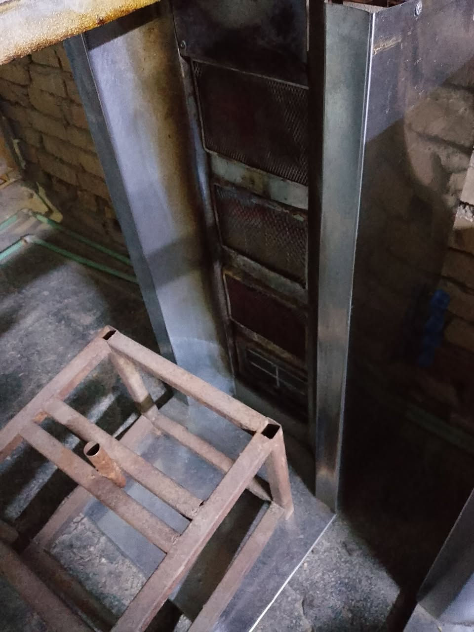 السلام عليكم مشوايه مال كص للبيع السعر 150 ألف العنوان مدينة الصدر ***********
