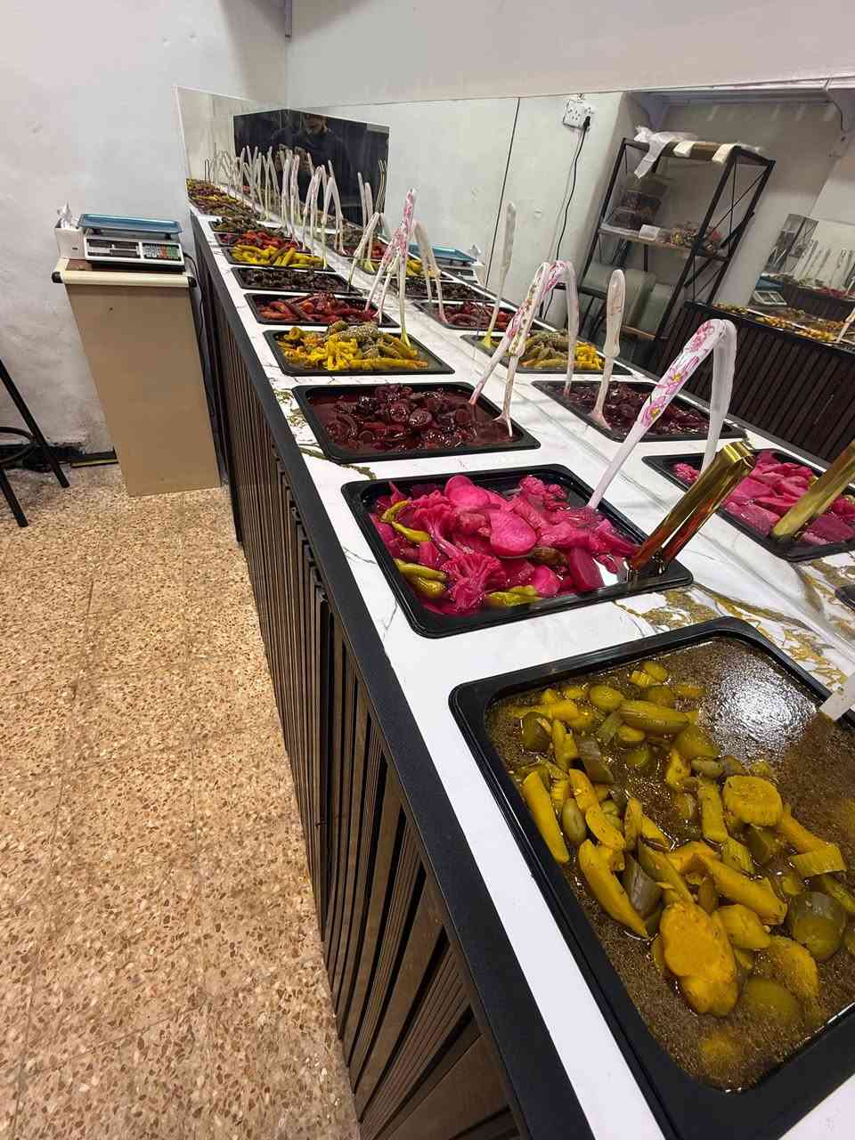 معرض او ميز ديكور للمخللات او المقبلات
مناسب للمطابخ والمطاعم ومحلات الطرشي
أستعمال خفيف جداً اقل شهرين 
أخوتي شغل درجة اولى الله شاهد متانة ونظافة وجمال وداخل الميز هيكل حديد حدادة درجة أولى 
مميزاته : 
الميز الأول بطول ٣ متر يحتوي على ٩ حافظات بوزن ٥ كيلو واثنين ابواب للخزن الداخلي
الميز الثاني بطول ٢ متر يحتوي على ١٠ حافظات بوزن ٣ كيلو وايضاً باب للخزن الداخلي 
الميز والحافظات الخواشيك اريد ابيع كامل
السعر رايده 650,000 الف دينار
الله شاهد مو سعره ومكلفني جداً 
اهل المصلحة يعرفون شكد سعر هذه الحافظة الفايبر گلاص.
موجود مكاني البصره / شارع التميمية 📍
للتواصل : ***********
