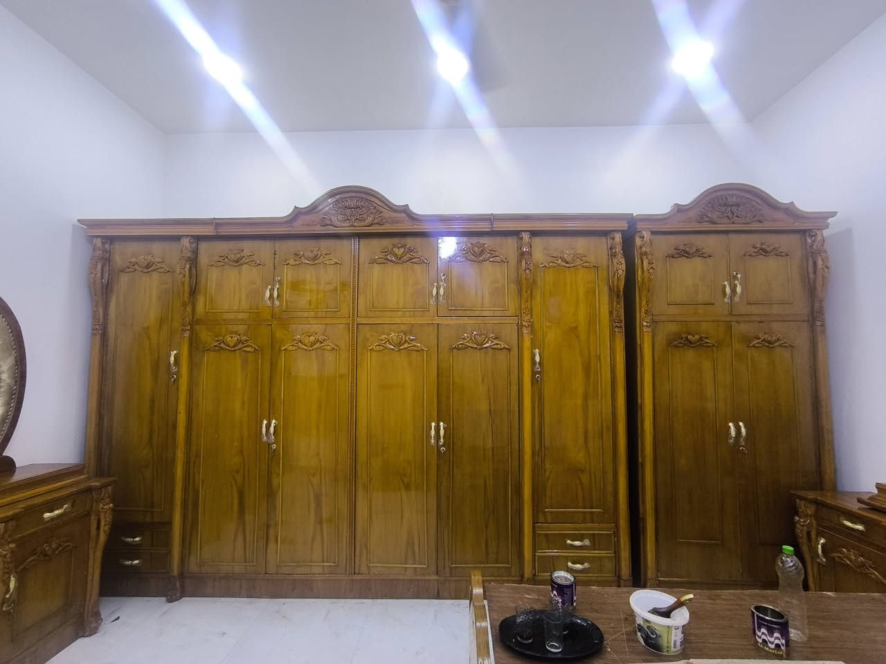 ،ترميم غرف اخشاب 
السلام عليكم ترميم غرف اخشاب صيانه  وصبغ وتلميع الغرف الاخشاب+ تسكام جرابي نفر واحد ونفرين  كص كناتير كص بوفيات وترميم ودوشمه القنفات صبغ وشد بيبان وبسعر مناسب نجيك للبيت لتواصل الاتصال عل الرقم (***********) يوجد  واتساب  ..

