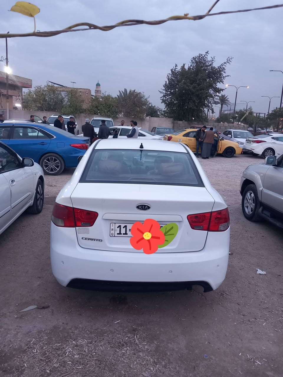 السلام عليكم كيا سيراتو للبيع ٢٠١٢ مواصفات مكينه١٦٠٠ دوش كير lt مري شفط زائد اشاير بالمري يدات نيكل زائد تايرات خمسه ويل كب فول تحكم ستيرن ثلاث وضعيات قياده الكير عادي زائد اتوماتيك زائد شفتات داخل اسود ومارونيABS مانع انزلاق تايرات زائد حداديه جديده ارقام سنويه كله جديد بيهه فقط صبغ ثلاث بيبان يعني ثلاث قطع والباقي مكفول تدفئه وتبريد ثلج شرط ما ناقصها برغي مكينه وكير مكفولات مكاني 
ابو غريب  بغداد
 ***********
 ***********
معروضه ١٠٠ ورقه وبيهه مجال للطيبين
