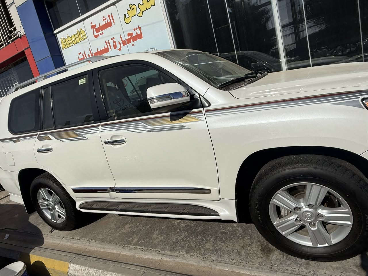 للبيع لاندكروز 2014 كفاله عامه حتى ماشيه 95 من الزلغ حتى الدعاميات جديده لوك السياره بريم اصل بيه جهه سايق صبع بارد بس السياره  لاشخوط سونار بالمنشور كاعيات الشركه بلاد موجوده بيه السعره 390 الف ومجاله كلش بسيط حك الجيه فقط اتصال ***********
