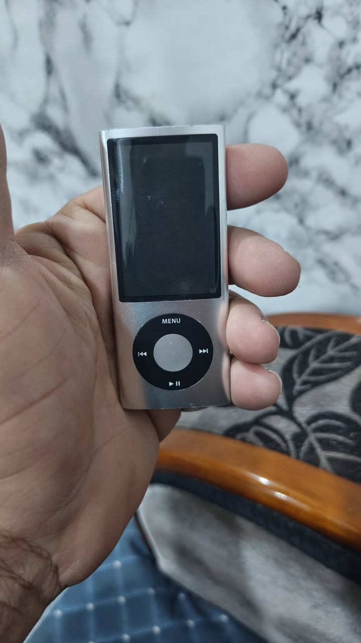 سلام عليكم ايبود تج لمس وايبود نانو ذاكرتهم ثنينهم ٨كيكا نانوا بطاريته  تعبانه بس يشتغل على باور بانك طبيعي بس مابيه ولااغنية حذفتهن كلهن لان اجنبيات والتج لمس متروس العاب مابيه اغاني ولااي شي فقط العاب مابيه شي بطاريته زينه للبيع اومراوس شنوا عندك  البصرة ماعندي توصيل  ملاحظة كيبل شحن واحد للذلك ابيعهن لو ثنينهن لو مراوس بيهن ثنينهن  ***********
