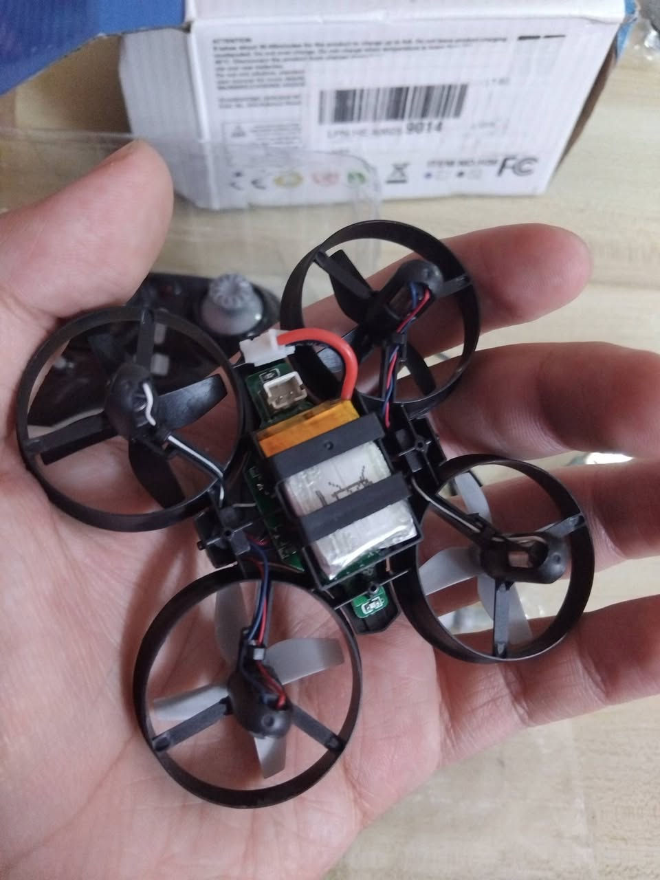 سلام عليكم درون بهذا الحجم صغيره ملحقات كامله كيبل الشحن و 4 مراوح اضافيه حسب القريته بيها مواصفات حلوه مكتوب جيرو و بيها ميزه ترجع لمكانها وحدها يعني جي بي اس اتوقع و تدور 360 درجه و بيها درجه تحكم السرعه بس المشكله ماجاي اعرف شلون اربطها بالجويستك مع العلم شحنتها و شغلتها تشتغل طبيعي بس ماعرف شلون اربطها بالجويستك لان انا مو يم الدرون دوم كلشي ماعرف بيهن السعر 15 الف و توصيل موجود


**إذا كنت صاحب هذا الإعلان وتريد حذفه لأي سبب، رجاءا أرسل رسالة إلى الدعم الفني**