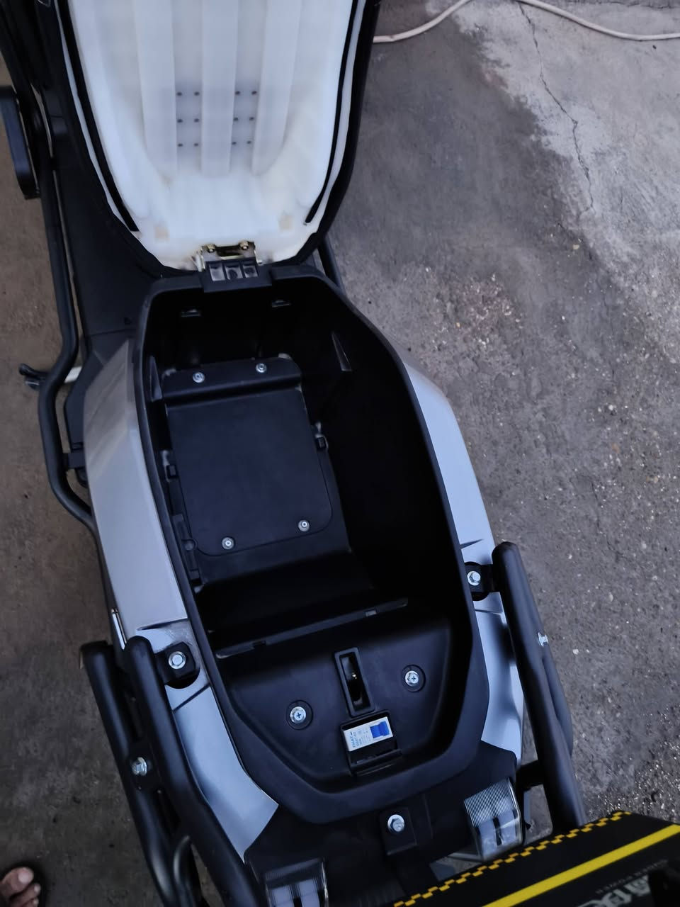 سلام عليكم لبيع دراجه صاعقه بمواصفات عالميه دراجه قويه الئ درجه ورزنه حيل وشكلها كلش فخم وحلو وتجي بطاريتها مسطره 72v وملف ٢٠٠٠ واط وسرعه ٨٠-٨٥حقيقي وتمشيك ٥٥-٦٠ كيلو ودراجه قويه بمعنئ الكلمة وعارضها لبيع ومستعجل عله بيعتها دراجه اخذتها مليون و300 جديده زيرو انطيني سعرك وارد عليك رقمي ***********
