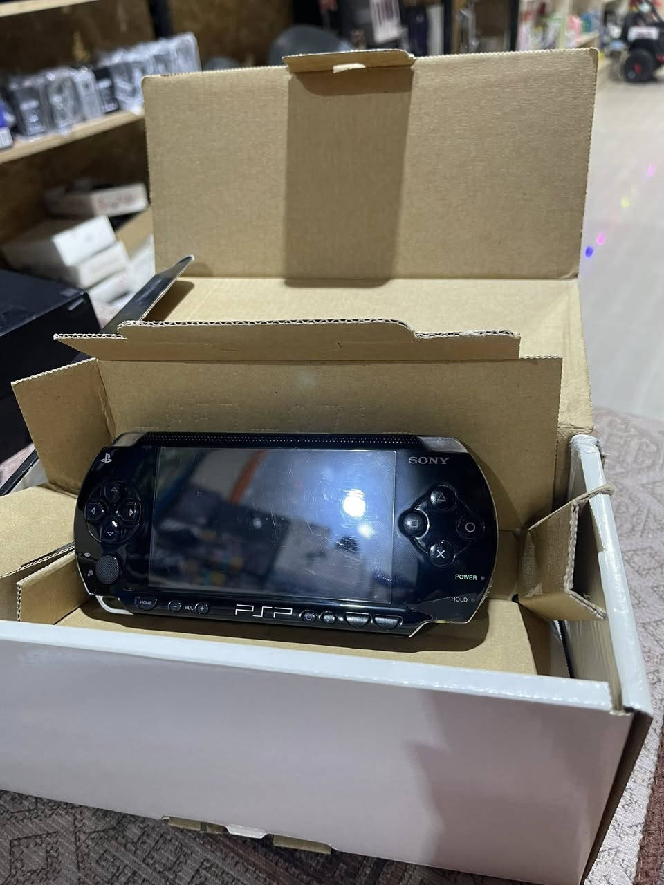للبيع: جهاز PSP 1004 (الإصدار الأصلي الفخم) بحالة ممتازة!
عاشق الألعاب الكلاسيكية؟ هذا الإعلان لك!

أعرض لكم جهاز سوني بلايستيشن بورتابل (PSP-1004) الإصدار "الفت" (Fat) المعروف بمتانته وقوة تحمله، الجهاز بحالة رائعة ومع كامل ملحقاته الأساسية.

✅ المواصفات والمميزات:

• الموديل: PSP-1004 (إصدار منطقة أوروبا والشرق الأوسط).

• الكرتونة: متوفرة (نادرة الوجود حالياً وتزيد من قيمة الجهاز).

• البطارية: أصلية سعة 1800mAh (تعمل بكفاءة).

• الذاكرة: متوفر مع كارت ذاكرة SanDisk 8GB (مساحة كافية لمجموعة كبيرة من الألعاب).

• الشاحن: الشاحن الأصلي متوفر.

📝 ملاحظات إضافية:

• الجهاز نظيف جداً كما هو موضح بالصور.

• أزرار الاستجابة ممتازة والشاشة واضحة.

• مثالي للاقتناء أو للاستمتاع بألعاب الزمن الجميل (GTA, God of War, Tekken).

💰 السعر المطلوب: [100 الف] (قابل للتفاوض البسيط للصاملين).

التواصل واتساب:***********

او ارسل ريسالة الى الخاص😇🤍
اكو توصيل لي جميع محافظات العراق👀
