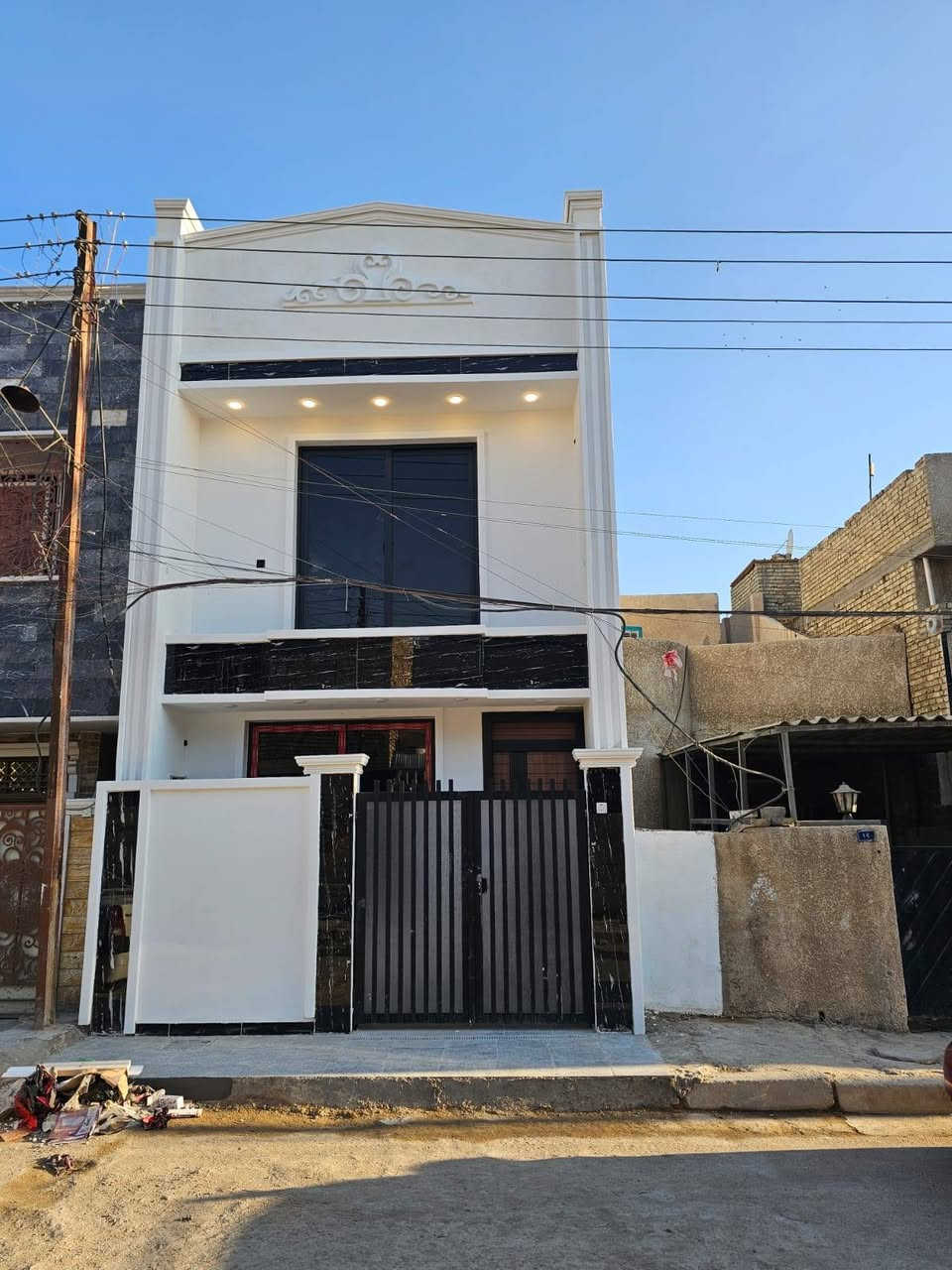 � دار للبيع في الدورة – أبو دشير خلف شارع الصيرفه
🔹 المساحة: ٧٠ متر

🔹 الطابو: ملك صرف💯

🔹حالة البناء: جديد (زيرو) –🔑🔑🔑🔑

تفاصيل الدار:

✅ طابقين

✅ صالة واسعة

✅ مطبخ

✅ 3 غرف نوم

✅ 2 مناور

✅ 2 سطح بيتونه 

✅ خدمات كاملة تبليط مي ارصفه كهرباء 

📞 للاستفسار والاتصال:*********** 

‏الاحسان للعقارات ابودشير
