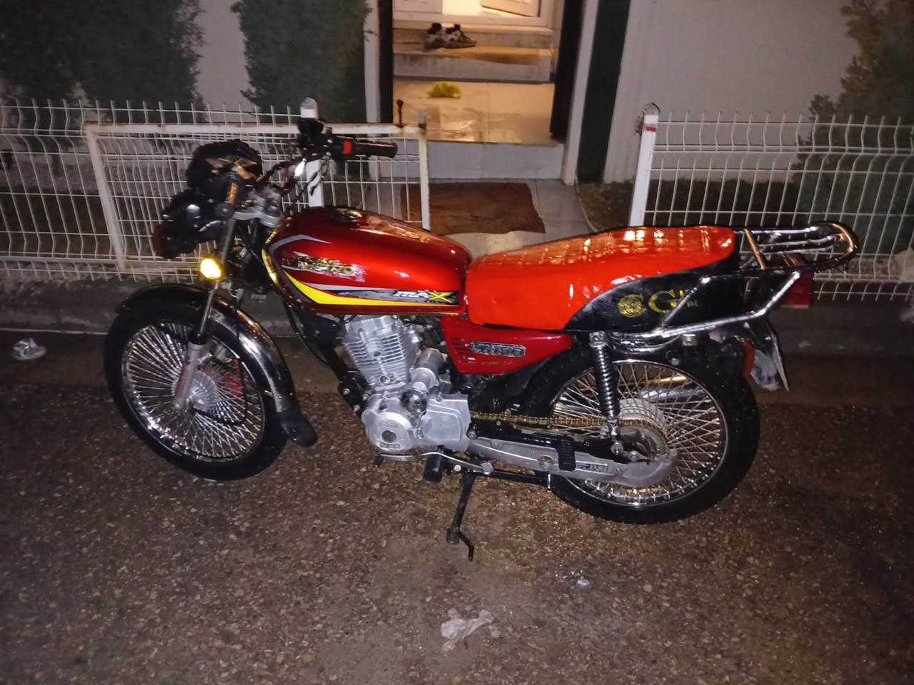 سڵاوی خواتان لێبێ
بە سفرێکیکە هاتینەوە
ماشەڵا تاقانەیە لە قوەت
ماڵەکە دیارە. بێمەسرەفە
وێنەکان بەشەو گیراوە جوان دەرنەچوە
لە رووبەروو جوانتر مەبوو گلەی کە
نامی پرۆۆی ٢٠٢٤ 150cc
سلفوو کارەبای هەمووی بەشەرت 
مەکینەی کەپسە
ماشەڵا پاک ماوەتەوە
ماتۆرەکە لە سلێمانیە
سعری/٤٩٠تۆزێ مەعامەلە
رەقەم/*********** السليمانية, العراق
