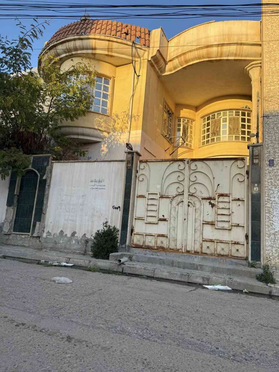 � #عروض #مكتب #دانيه# للعقارت🏡
📍 الموقع: الموصل – [حي-العربي]

سايدين-مطعم-بيس-جكن-ثني بيت علئ سايدين

📐 --المساحة: [140متر- واجهة-14-10]

🛏️ عدد الغرف: [3- غرف- نوم-طابقين]

🛁 عدد الحمامات: [2-حمام ]

🍽️ مطبخ + صالة + كراج + سطح 

✅ صنف اللعقار -سند-طابو-زهور

💸 السعر: [ يُذكر عند التواصل / او الاتصال ]

📞 للاستفسار والمعاينة اتصلوا بنا على الأرقام التالية:*********** اسيا

*********** كورك

📍 موقع المكتب سايدن التعليم العالي 

📍 الموصل – وقرب  مجمع الغزل

✨يرجه -متابعه -الصفحه-الصلكم-كل- مهواجديد

📌 نستقبل كافة العروضات داخل أحياء الموصل 

#عقارات_الموصل #دار_للبيع #الموصل #بيت_للبيع #مكتب_دانيه # للعقار   #فرصة_عقارية #الموصل
