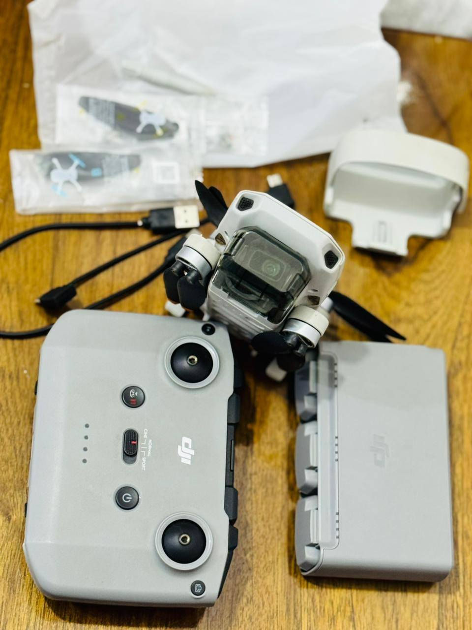 السلام عليكم.
 مني 2  djl 
كامله ملحقاتهه وياهه
 3 بطاريات وريش وكيبلات
تصوير HD
طياره غنيه ع التعريف
 للإستفسار ***********
