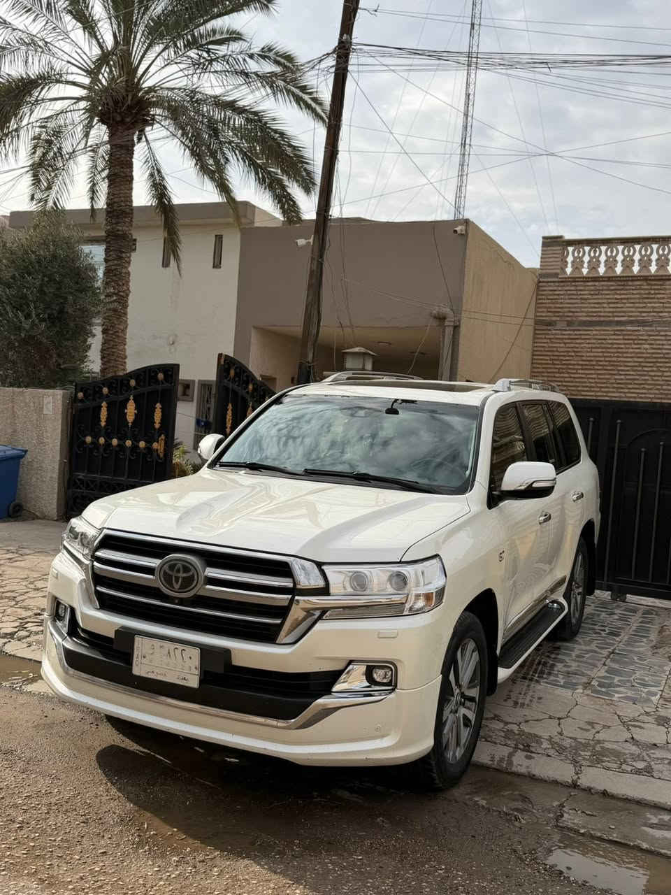 السلام عليكم

لاندكروزر موديل 2019 VXS
فل مواصفات
رقم بغداد باسم ميكنة
V8 سعة 5700

المواصفات:
 • فتحة سقف
 • بصمة تشغيل
 • شاشة
 • ميموري سيـت
 • ستاير كهرباء
 • تدفئة كشنات
 • 3 شاشات للركاب
 • 7 ركاب – أعلى فئة بالمواصفات

الممشى: 211 ألف كيلومتر
السيارة على إيدي من الزيرو، بدون أي نقص
جاهزة مجهزة بدون أي حادث أو كفالة

السعر المطلوب: 59,000 دولار وبيها مجال 
الموقع: بغداد – حي الجامعة

للاستفسار:
اركان – ***********
