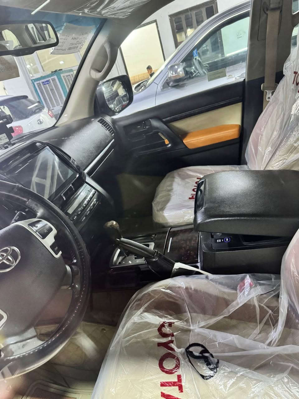 السلام عليكم.لاندكروز 2010 مكفوله من الصبغ والتبديل والكير والمحرك جاهزه من كلشي ام الدي في دي رقم اربيل الدولي باسمنا وكاله وصاحبها عربي ساكن بغداد مكينه 6 سلندر 4000 فول مواصفات السعر285 مجال بسيط للشراي مكانها بغداد الدوره او اليوسفيه معارض ناحية الرشيد بيع او مراوس حسب القناعه *********** بغداد, العراق
