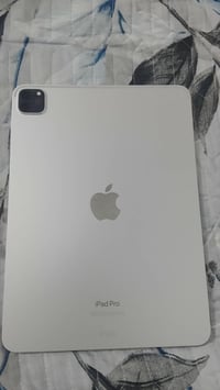 ايباد 11برو M2 للبيع ايباد  نضافه 💯 البطاريه 89 تفحص حاسبه اذا بي شخط ...