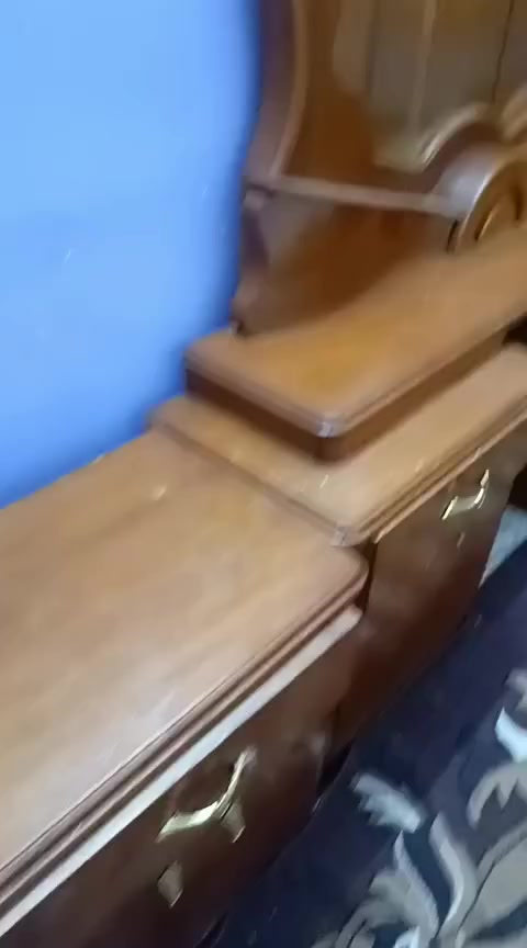 سلام عليكم عندي غرفة نوم للبيع سعره 650 بيها مجال عنواني حي منصور تواصل ***********
