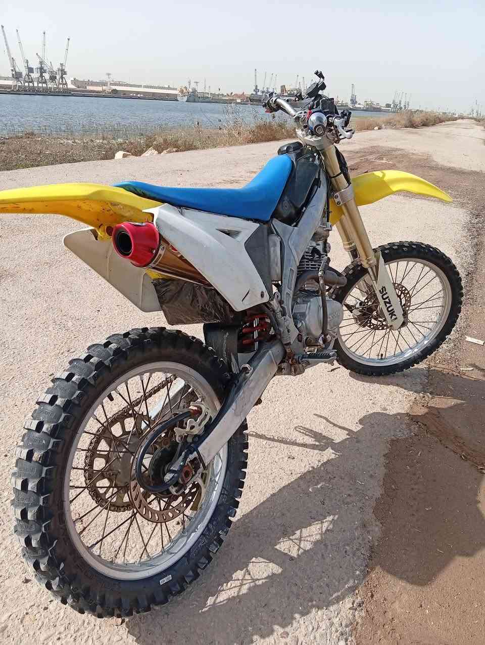 قفاز ياباني رياضي للبيع مال حاويه مكان البصره شاصي فافون..***********
