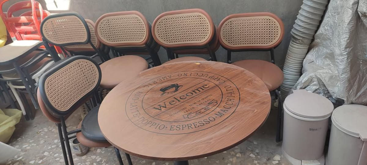 للبيع 
كراسي وميوزة كوفي 
٥ميوزة و١٦ كرسي ب٧٠٠
٥ ستولات الوحد على ٣٥
للستفسار : ***********
