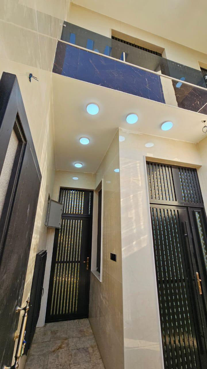 #دار_للبيع 
في حي الجامعة 
١٠٠م 
منطقة ال ٣٠ الف
بناء vip اشراف هندسي درجه اولى 
بناء ٢٠٢٥ زيرو 
سقوف جبس بورد 
حداديه درجه اولى 
حداديه حمامات المنيوم 
ارضيه مرمر 
هيكل اعمده كونكريتيه (بناء خاص)
ابواب صاج درجه اولى ٩ اينج 
يحتوي البيت 
الطابق الاول 
صاله و استقبال و مطبخ و ٢ مجاميع صحيه
الطابق الثاني 
صاله و ٢ غرف و مجاميع صحيه 
➖➖➖➖➖➖➖➖➖

#للاستفسار أكثر يرجى الأتصال أو المراسلة🔰

أو زيارة-المكتب النجف الأشرف-حي السلام         
  سايدين سلام جامعة قرب كرزات ابو حسنه
مجاور مفروشات القمر

***********_📲واتساب- اتصال ☎️

كل ما عليك الاتصال أو المراسلة على واتساب.

احصل على عقار أحلامك معنا، نحن مكتب عقاري موثوق، ومتخصص في تلبية احتياجاتك السكنية والتجارية ❗

لمعرفة السعر علق ( تم)

***********

***********

 ***********

***********
#مكتب_الشراع
#بيع_شراءعقارات
