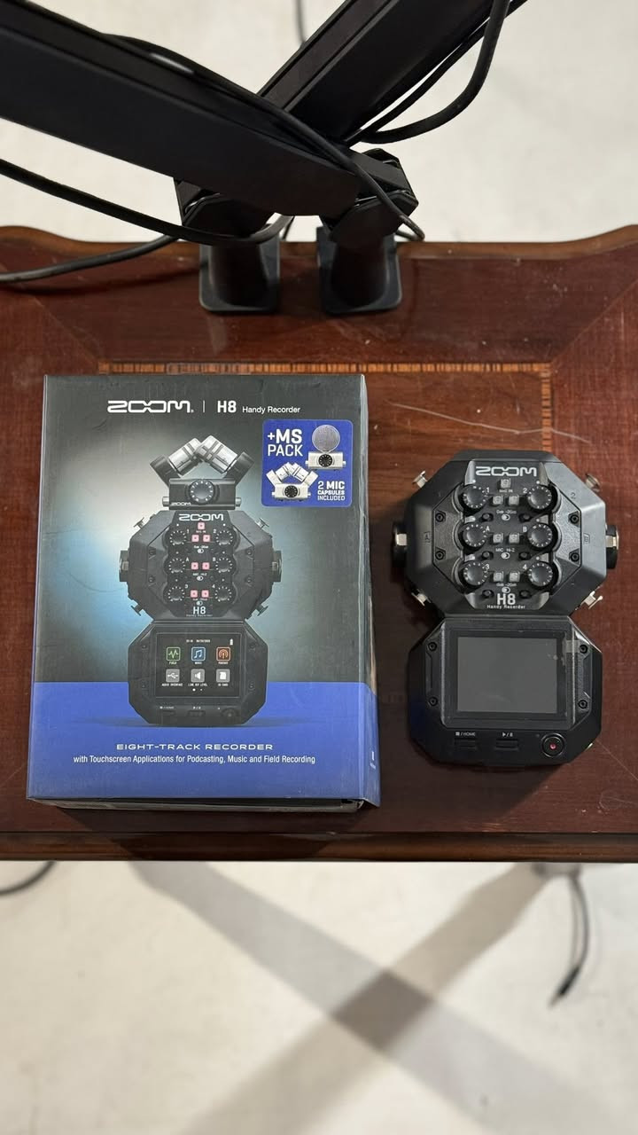 للبيع معدات صوت بودكاست
مايك احترافي Shure عدد 2 الغني عن التعريف 
مع ذراعين تثبيت (Boom Arm)
مايك احترافي للصوت النظيف والواضح، مناسب للبودكاست، اليوتيوب، التسجيل الصوتي، والبث المباشر
سعر الزوج 850 الف
————————-
جهاز تسجيل صوت احترافي Zoom H8 Handy Recorder
ريكوردر احترافي متعدد المسارات، مثالي للبودكاست، التصوير، التسجيل الخارجي، والمقابلات
سعر 800 الف

(( معدات جديدة جداً استخدام شخصي مرة واحدة فقط ))
للتواصل واتساب 
***********
