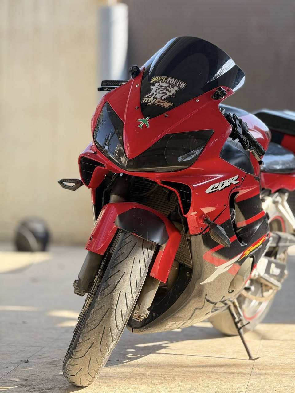 افوراي 2004 مكينة 600 بيها صوت بالمكينة ماعرف ضاغطة و زنجيل او كلجات او بكن المهم اني ابيع على وضعيتها بيها اوراق رايدها بـ ١٨ و بيها مجال قليل مكاني ديالى بعقوبة 
***********
