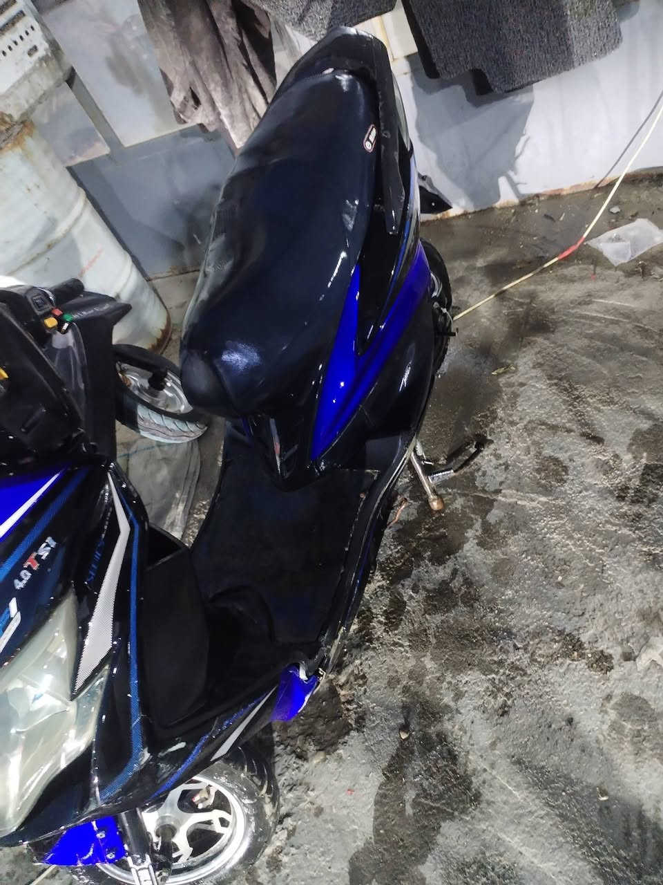 بيها مشكله بل كهربائيات متخلي لدراجه تمشي وشاحنتها ضايعه لي يعجبني سعره ابيعها اله مكاني بغداد كميره ه***********
