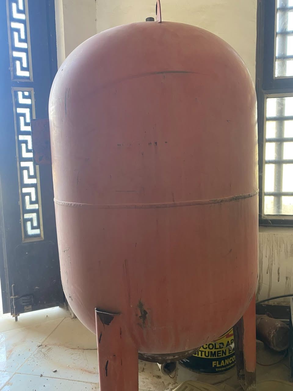 السلام عليكم
- النوع/الموديل: LITE HIDRAFOR B 200 lt.

- السعة: 200 لتر.

- أقصى ضغط تشغيل (MAX PRESSURE): 14.3 بار.

- الضغط المسبق (PRECHARGE): 1.5 بار.

- تاريخ التصنيع (Date): أكتوبر 2008 (10.2008).

- المعيار القياسي: EN 13831 (وهو المعيار الأوروبي لأوعية الضغط المغلقة لأنظمة التدفئة والتبريد). 

النوع من الخزانات يُستخدم عادةً في أنظمة تعزيز ضغط المياه (الهيدروفور) للحفاظ على ضغط ثابت في الشبكة وتقليل عدد مرات تشغيل وإيقاف المضخة.

اخوان الي يفيده ويعرف سعره يخلي سعره وبالعافيه اني مااعرف شنو سعره

***********
