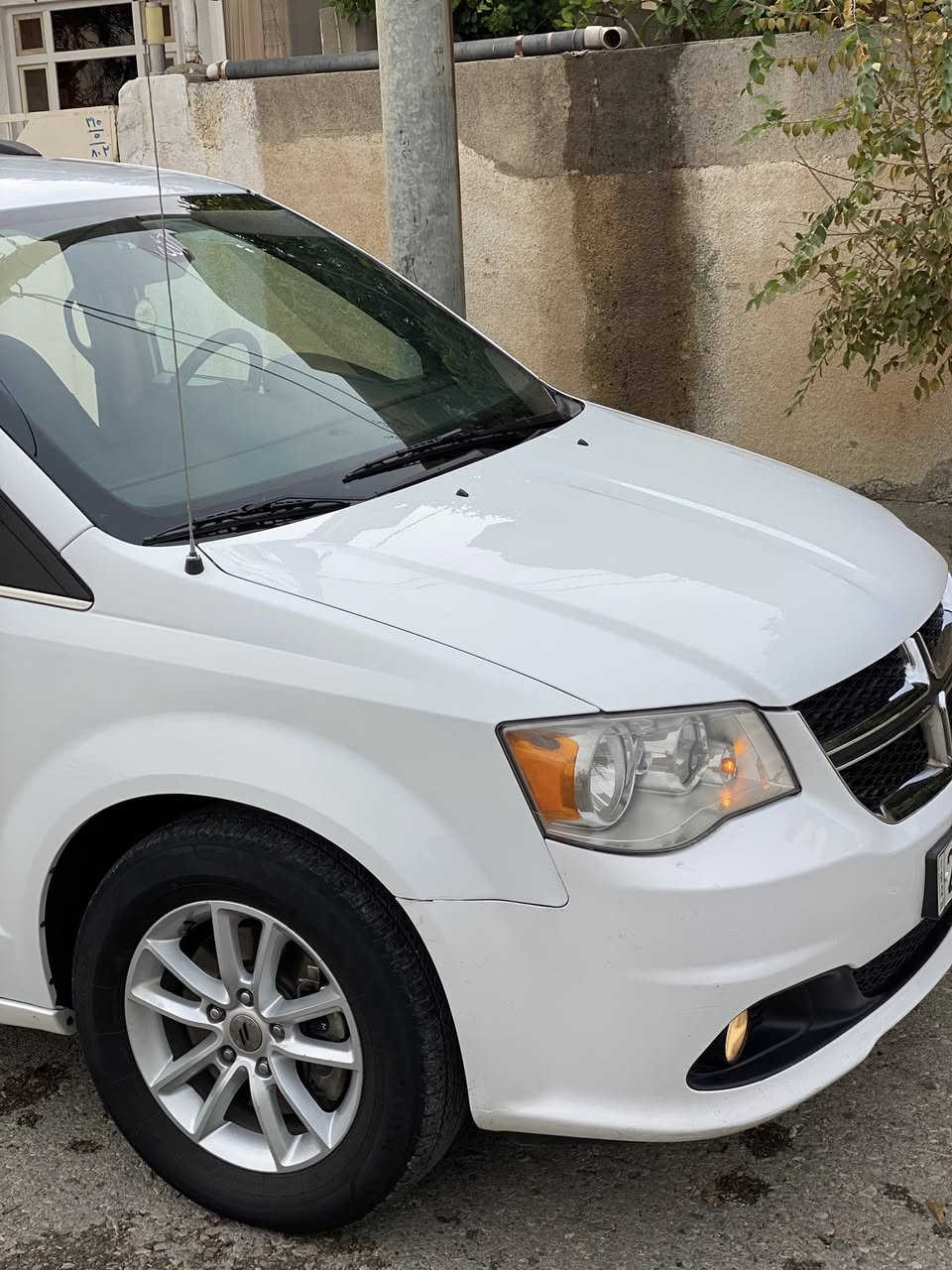 دوج كرفان موديل 2019
✅مواصفات SXT
✅بيبان كهرباء 
✅جنطة كهرباء 
✅داخل اسود +اصفر 
✅كشنات جلد 
✅تشغيل عن بعد 
✅شاشة 
✅كاميرة 
✅نضام ECO
شبر من  جاملخ خلفي صبخ بدون دواخل بدون ايرباك حتة التكمة ما واصل 
السيارة  مثل الصورة  بدون نقص و جاهز و نضيف 
سنوية جديد لوحة جديد هزة جديدة 
حدادية تخم تاير جديدة 
گير محرك شرط ما مفتوح 
للاستفسار السعر 
مكان السيارة سليمانية 
***********
