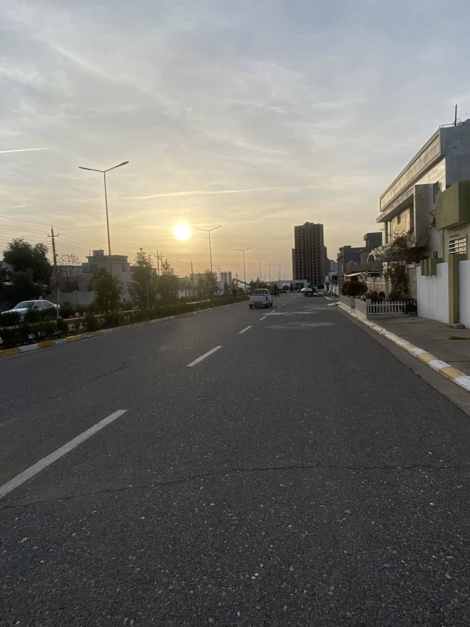 بوار شهري 900 الف 
 دار للبيع مع (محل) بموقع مميز ع سايدين وركن في مجمع #المهندسين بمساحة 200م طابقين 
______________________________
5 غرف نوم 
صاله2 
استقبال 
مطبخ 
صحيات 
كراج حديقه 
___________________________
سعر 15 دفتر وبي مجال طابو صرف 
المجمع كامل خدمات 
يتضمن الدار محل مؤجر 
التسجيل مباشر لكل من يحمل الجنسيه العراقيه 
_________________
للاستفسار اكثر اتصل 
0773-717-7775
0773-717-7774
0750-820-5300
او زياره موقع الشركه سايدين لاوان بيوت المهندسين عقارات غازى ميراني
