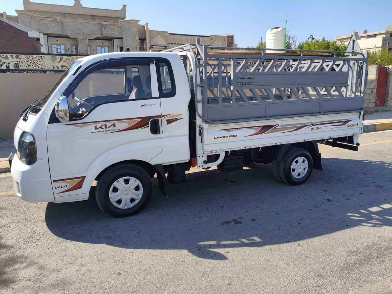 السلام وعليكم كيه موديل 15 مكينه 2700 كفاله عامه فقط دوير مصلحه قطره صبغ مابيها على وظع الشركه رقم بابل هزه جديده رقم دولي جديد ابسمي محرك كير شاصي كفله شرط و السياره احلا من الصوره ملاحظه (المحجل مو ويه الساره) مكان السياره كربلاء  السعر 115 للتوصل عال رقم ***********
