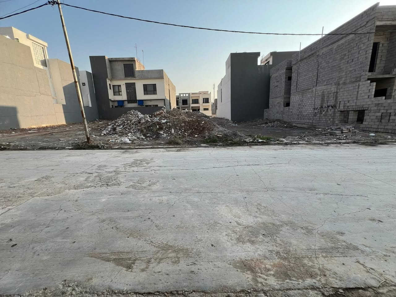 #عروض_عقارات_الحيدر

حي التعليم مجمع النور السكني 

قطعتين متجاورات للبيع مساحة كل وحده 240 م والواجهه 12 اتجاه شمال 
موقع مميز وراقي 
يمكن البيع حسب الطلب قطعه او نص او كلاهما 
للاستفسار اكثر الاتصال عل الارقام التاليه 
***********
***********
***********
