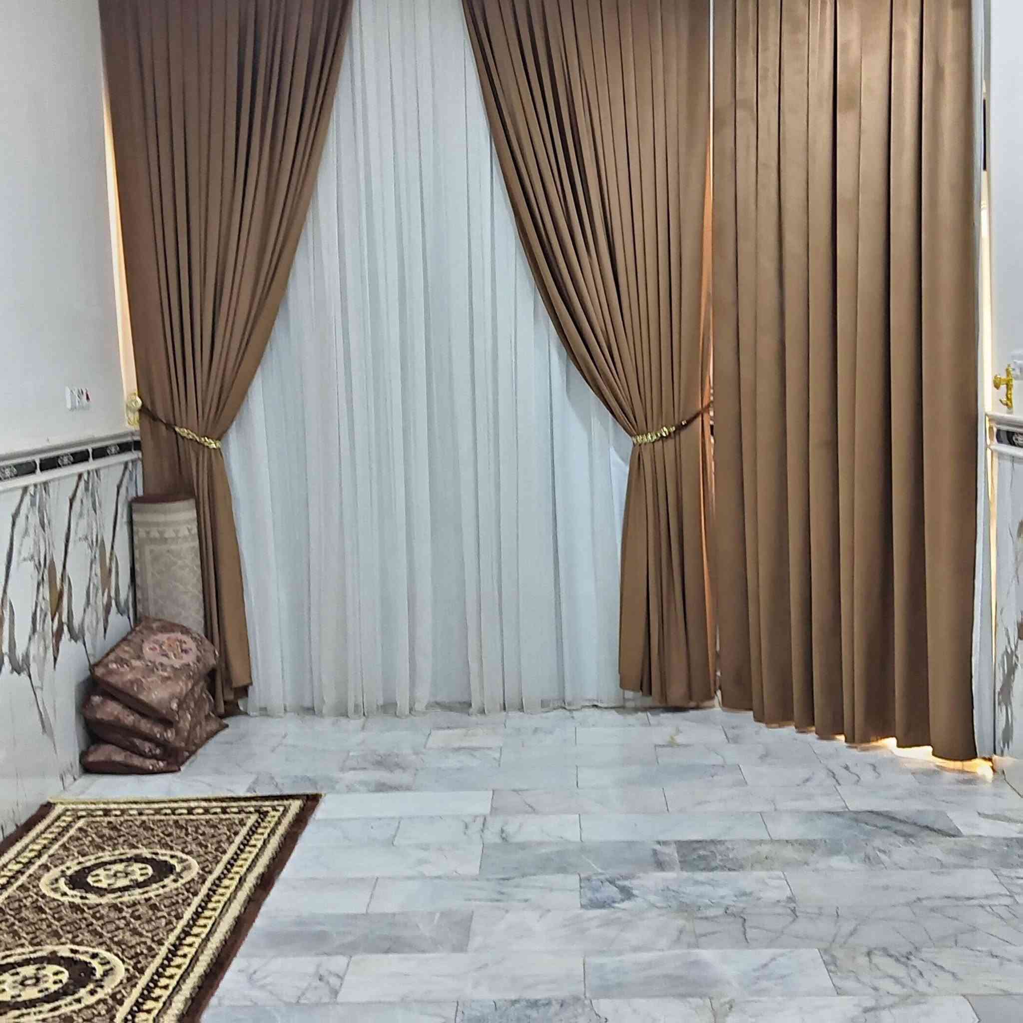 دار للبيع ١٠٠ مربع قاطين ابو رمانه خلف أسواق محمود الكعبي على شارع ٢٠رقم الهاتف ***********
