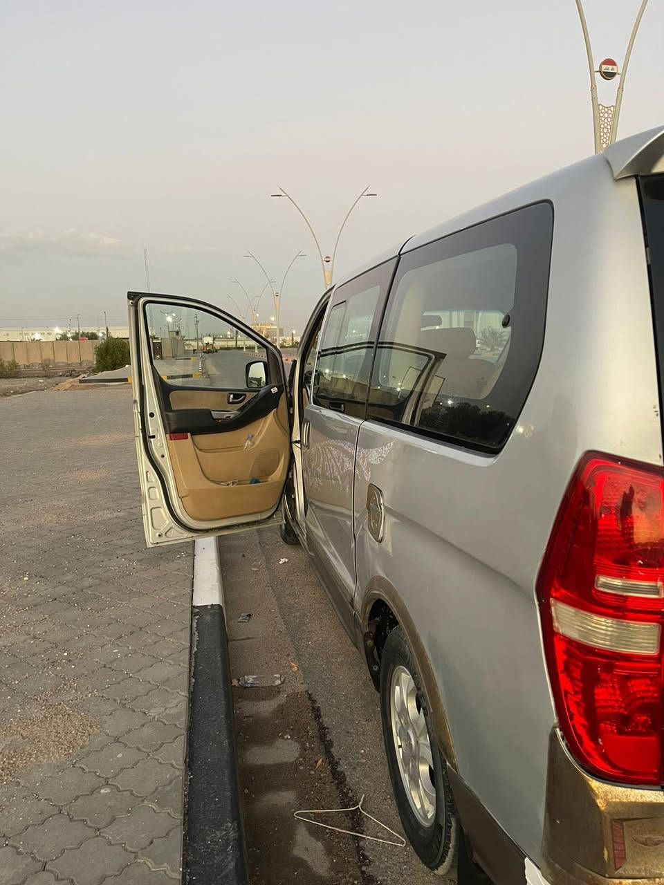 السلام عليكم 
للبيع استاركس 2009 مفتوح 
بيها جاملغ خلفي صبغ وجاملغ امامي مبدل ومكان بارد 
اكسل مكينه كير لا تنقيص ولا تبخير 
مصفره من كلشي سنويه ل30 
مكان السياره بصره
سعرها 115 وبيها مجال  
***********
