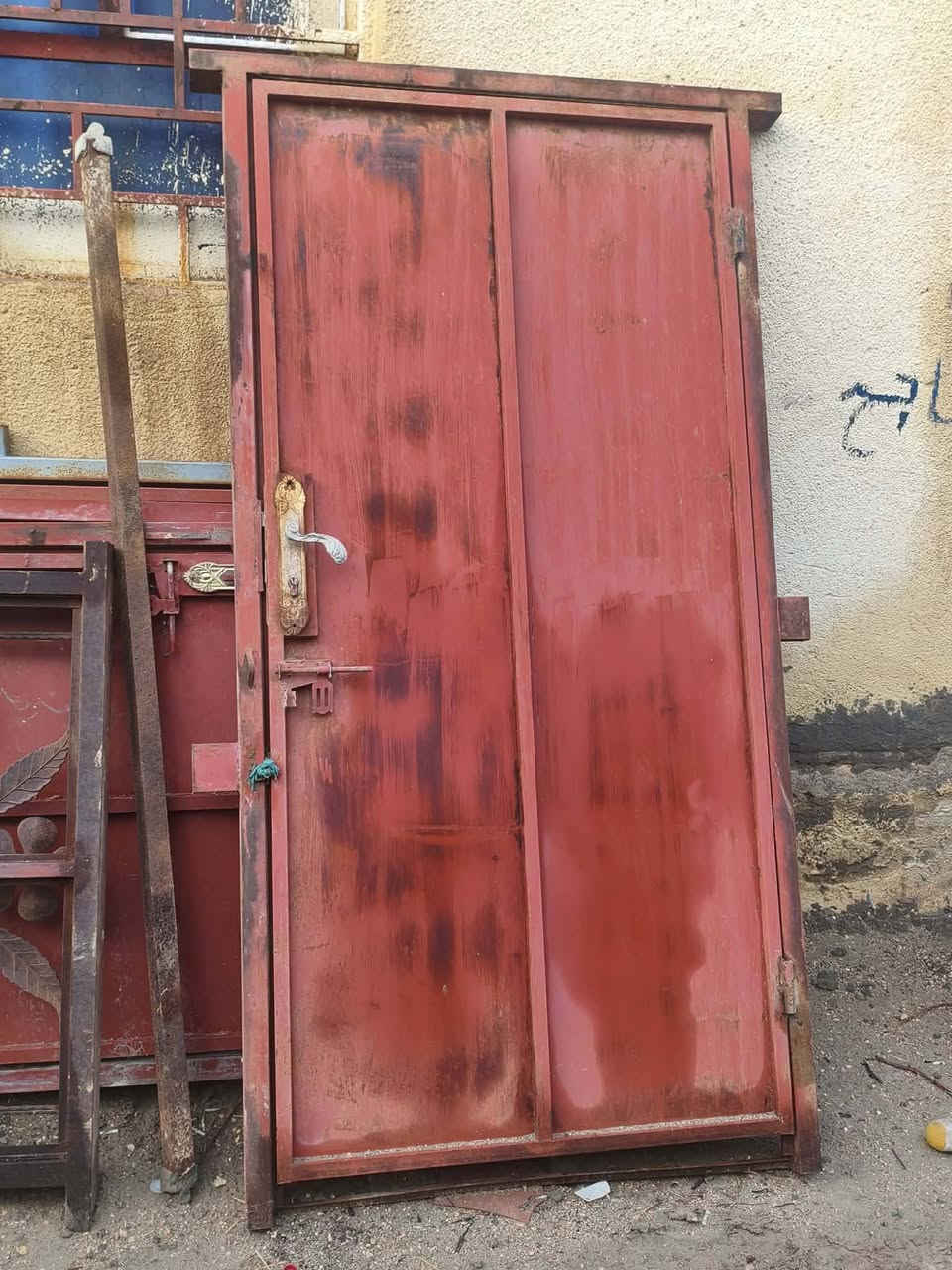 سلام عليكم 22شيمانة طول 4نضيف كلش و 13باب وشباك +قفاص مكيف +باب دبل مكان داحرة قيم وخذ ***********
