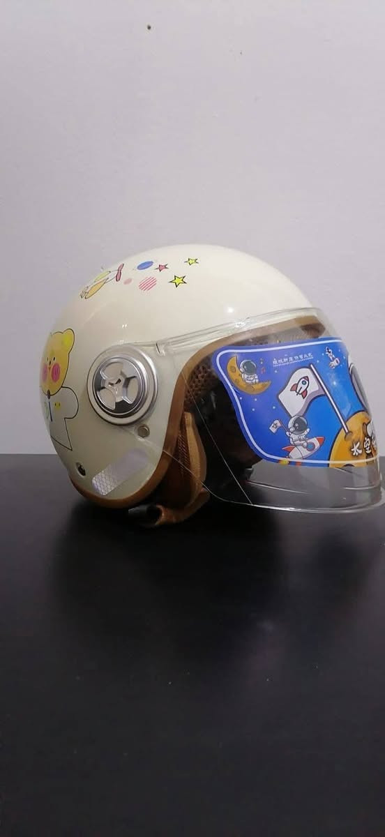 خوذه باله ياباني  للاطفال بمختلف الاعمار لان بيها تصغير وتكبير للخوذه فقط قطعه وحده للاتصال ***********
