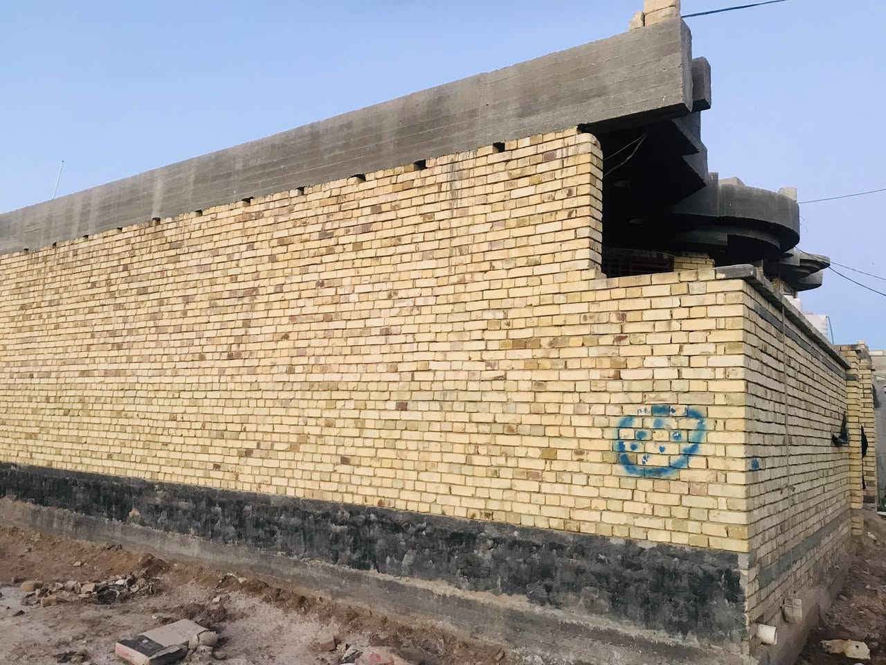 السلام عليكم
بيت مساحة ( م ٢٦٠  ) بناء حديث 
نقصه تطبيك ارضية ولباخ و بيتونه
خارطة مرتبة يتكون من ( استقبال + هول + صالة + مطبخ حار +مطبخ بارد + غرفتين كبار + مناور +مجموعة صحيات داخلية وخارجية +كراج )

🏡 العنوان ( طريق الزائرين قرب فوج الطواريء ، فرع اسواق 
عقيل الكناني الفرع الثالث على اليمين )

 للاستفسار : ***********
