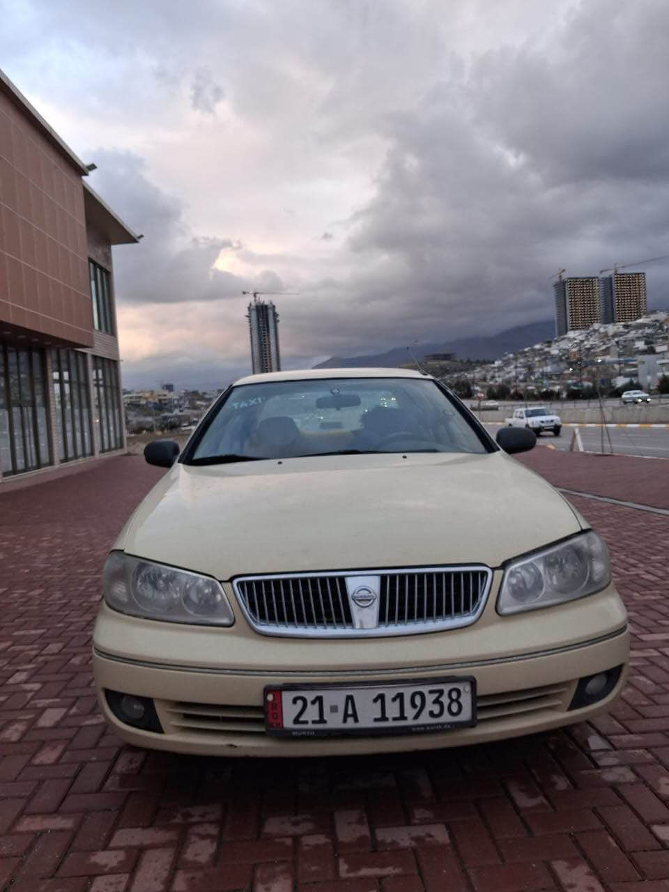 نیسان سەنی ساڵون تەکسی  2009 سەنوی تازەیە تا 10/2028 کێشەی بەناو کردنی نییە  سیارەکە زۆر جوانە تۆزێک وەرەدەی  بچوکی هەیە ناو سونوقی  تۆزێک لێدراوی هەیە  بێ مەسەرەفە گێڕو مەکینەی عەیبی نییە زۆر جائیزەو بێ کێشەیە 
شوێن سلێمانی  سعری 103 گەڵایە کەمێک معامەلەی هەیە 
ئەمەش ژمارەی خاوەنیەتی 
***********
*********** السليمانية, العراق
