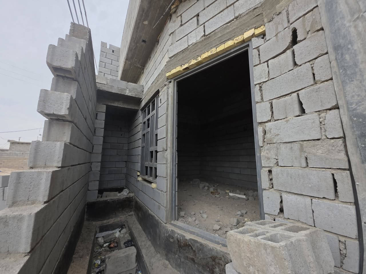 بيت هيكل كامل للبيع 
مساحة ١٠٠ متر مربع 
١٠ في ١٠ 
بي ديوان وغرفه ومطبخ وحمامات ٢ 
بناء درجه اولى 
رباط ارضي شبابيك مسلح سقف . 
الابواب الخارجيه تفاصل جاهزه من ضمن بيت .
خلف سنتر ارشد ماعلي اي كص ولا ازاله. 
ماي كهرباء متوفر منطقه حلوه وشارع ١٠ كبالها .
التفاصيل اكثر  ***********
