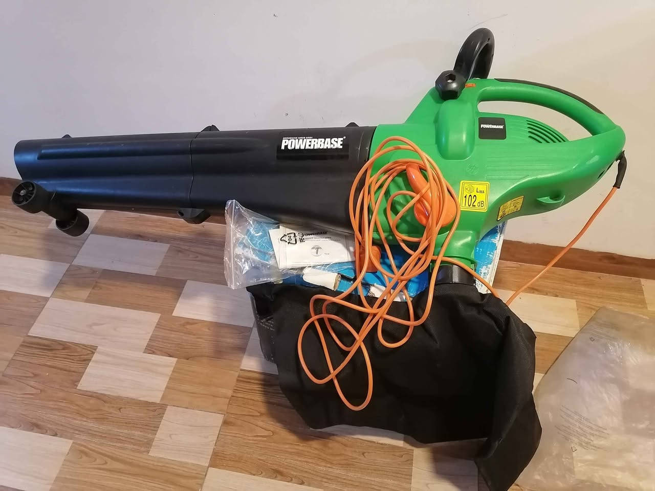 للبيع جهاز بلور عملاق نفخ وشفط نوع POWERBASE BLOWER VAC 
✅ قدرة 2400 واط ✅ نفخ وشفط مع كيس تجميع سعة 45 لتر ✅ مع الملحقات والصندوق الأصلي ✅ حالة ممتازة جداً  ✅ غير مستخدم نهائيا.... 
مناسب لتنظيف الحدائق والساحات الكبيرة  والأسطح.
السعر المطلوب: 125,000 دينار عراقي
للاستفسار يرجى التواصل على الخاص. موصل, نينوى


**إذا كنت صاحب هذا الإعلان وتريد حذفه لأي سبب، رجاءا أرسل رسالة إلى الدعم الفني**