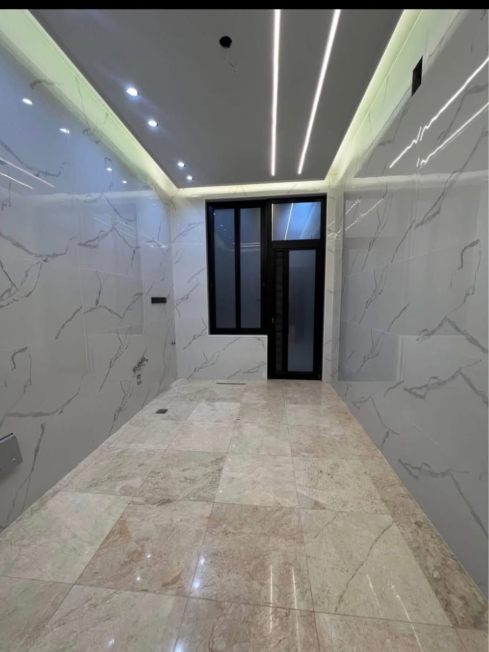 #دار_للبيع🏠

#الموقع : حي العداله دور القضاة 🌍

#المساحه : 150متر الوجه 7.5نزال 20✨

#التفاصيل : الدار جديد غير مسكون فووول درجه الأمتياز نسبه بنائه
شارع 15 
يتكون  الدار  من غرف نوم عدد4+صالتين+5مجاميع صحيه+مطبخ حار بارد+منورعدد2 …………

♻️اشراف هندسي وموصفات البناء عالية الجوده ومميزه
                ________________________
ملاحظه/ وفرنا النقل مجاني ويدلل المشتري 🫡 

يتوفر لدينا:
🏘️ عقارات سكنية (بيع وشراء)
🏢 محلات وعمارات تجارية
📍 أراضٍ سكنية وزراعية
📑 عقود رسمية ومصدقة

✨ عروض مميزة يومياً ✨
🛑 أسعار تنافسية – مواقع مميزة – خدمات متكاملة

📞 للتواصل: [***********____ ***********]
📍 العنوان: [الفرع الاول ]1
(النجف الاشرف/حي سلام/بداية شارع ابو دجاج/مكتب انجاز)
                   [الفرع الثاني]2
(النجف الاشرف/حي السلام/منتصف شارع ابو دجاج مكتب 
جنة النعيم للعقار والمقاولات العامه)
🕒 أوقات الدوام: من [4] إلى [9] مساءً –

📲 زورونا أو راسلونا على الواتساب لمعرفة أحدث العروض
✅ جنة النعيم وأنجاز … حيث تجد الراحة والأمان في بيت العمر
             ✋🏻أدارة المكتب/انتضرونا في عروض أجمل
