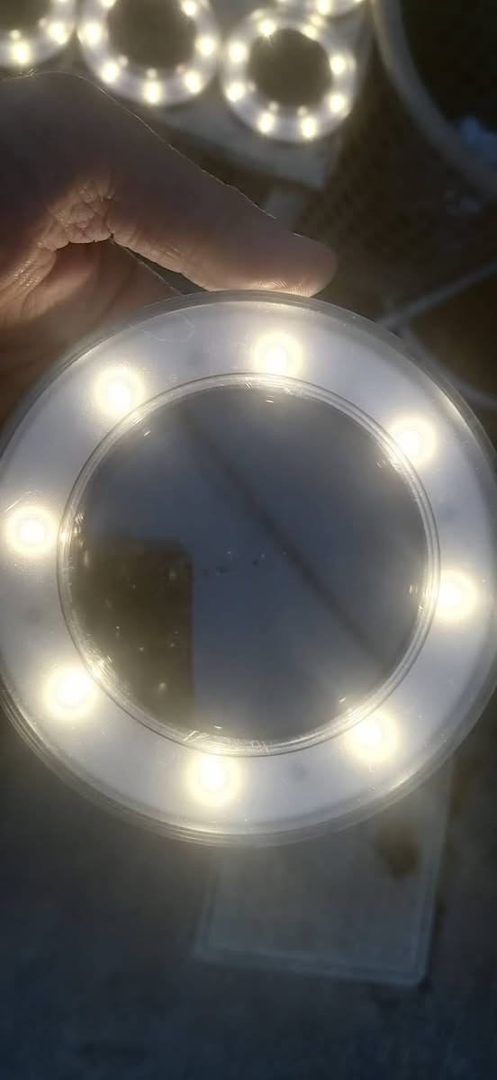 لايت او مصباح او ما اعرف شو. على الطاقه الشمسيه بهذه الجمال يثبت ب الحديقه 
الزوج ب 6. 
عندي 12 واحد 
توصيل 5


**إذا كنت صاحب هذا الإعلان وتريد حذفه لأي سبب، رجاءا أرسل رسالة إلى الدعم الفني**