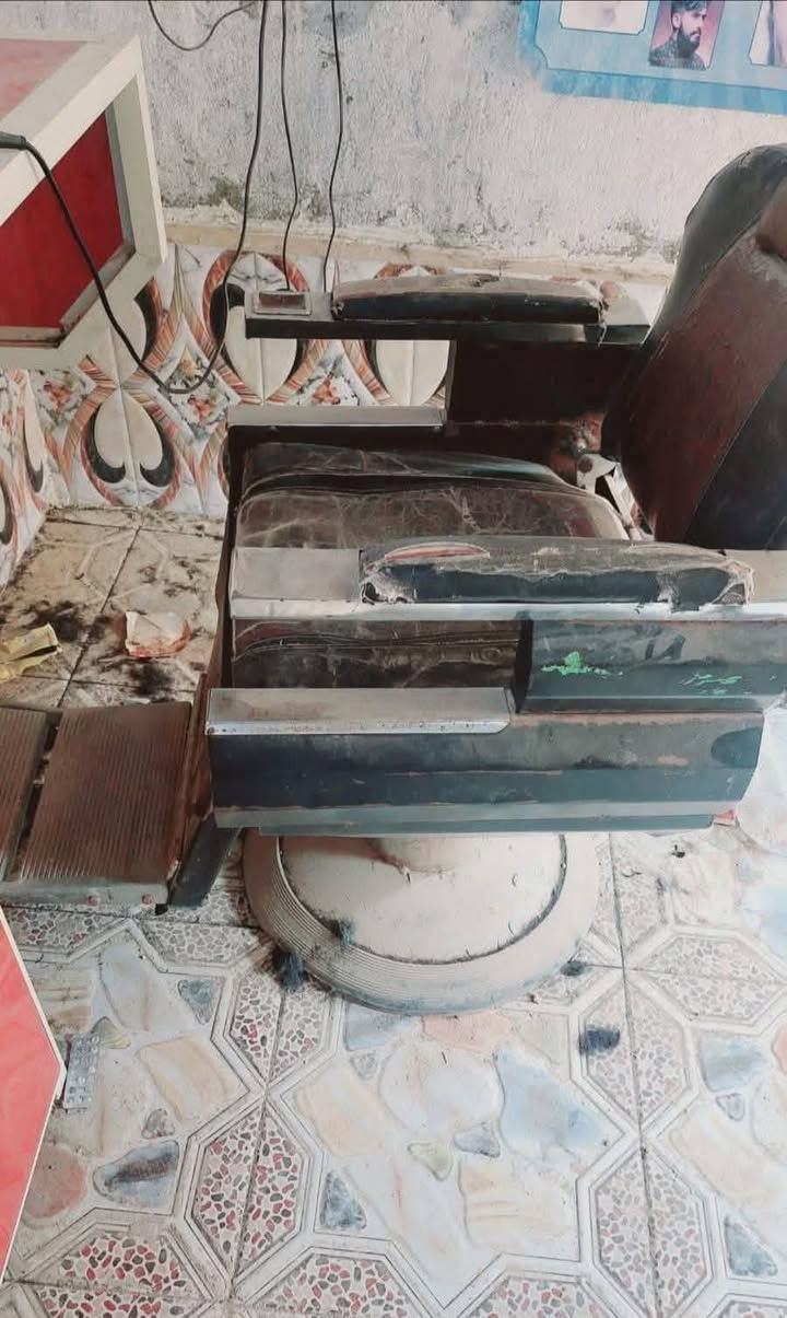 ميز حلاقه المنيوم تفصال الاصلي شرط بجيس بعده وكرسي التاج الاصلي ..ثنينهن ب150 الف فقط 
*********** مكاني النصر
